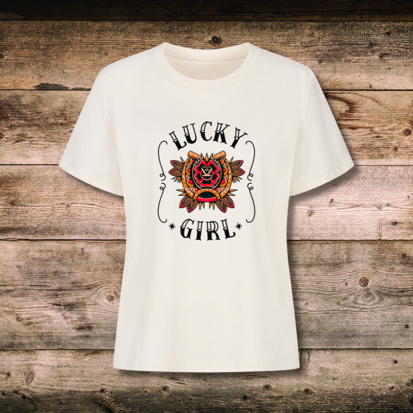 Fitted BIO-Shirt mit Spruch LUCKY GIRL in Natural auf Holz