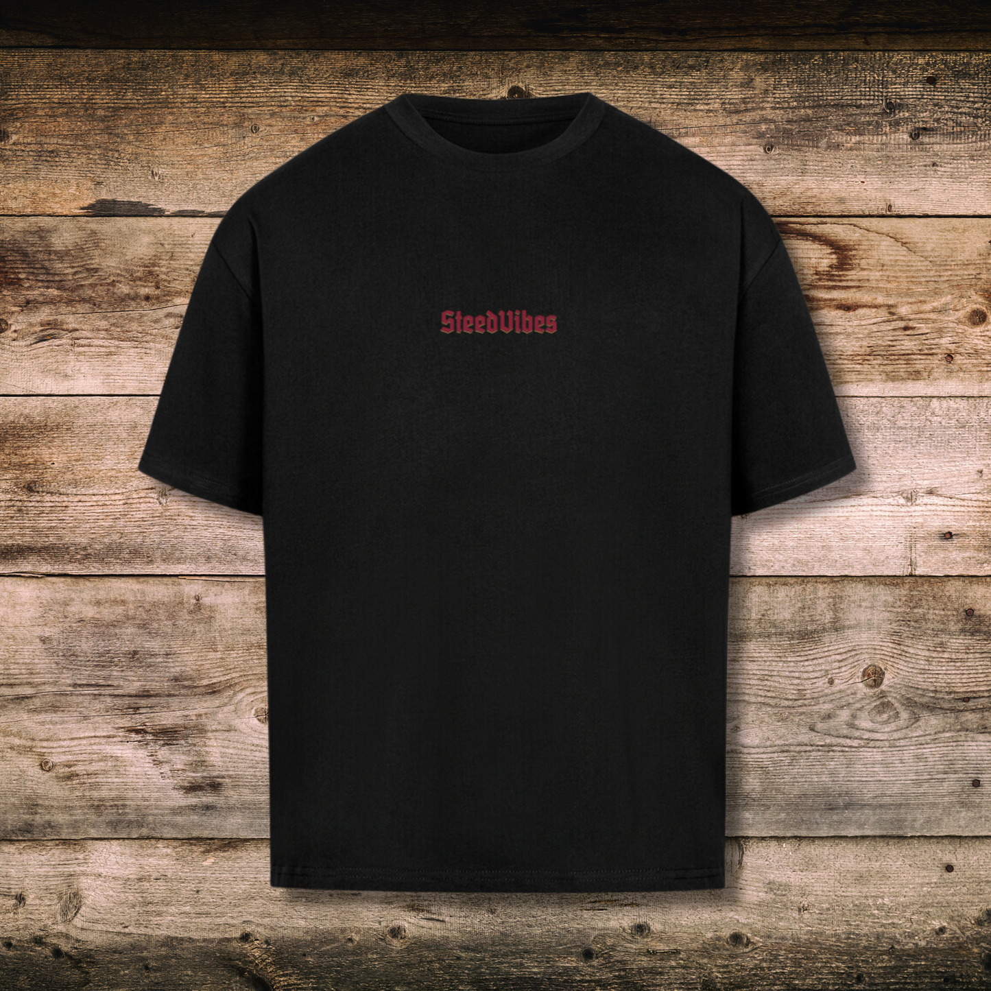 Oversized Herren-Shirt AUS FEUER GEBOREN in Schwarz hinten auf Holz