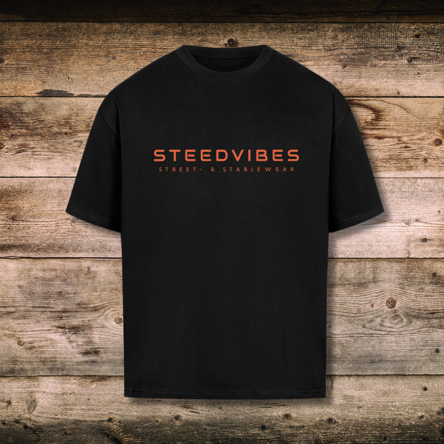 Oversized Herren-Shirt mit Basic Logo in Schwarz auf Holz