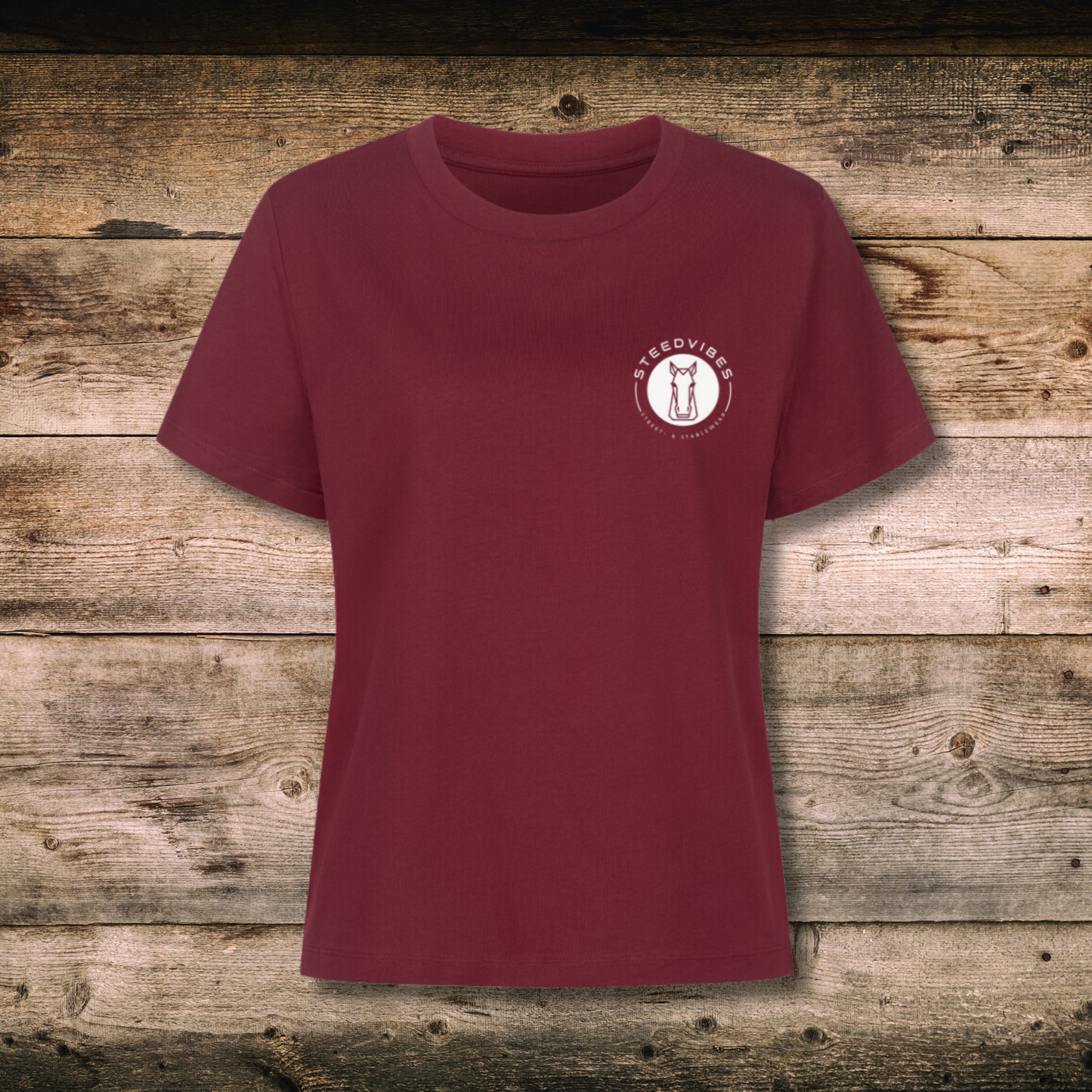 Fitted BIO-Shirt mit BASIC LOGO in Rot auf Holz