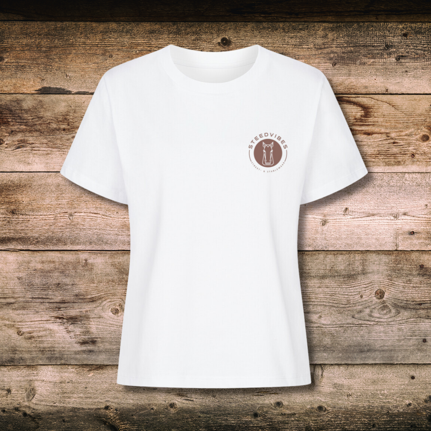 Fitted BIO-Shirt mit BASIC LOGO in Weiss auf Holz