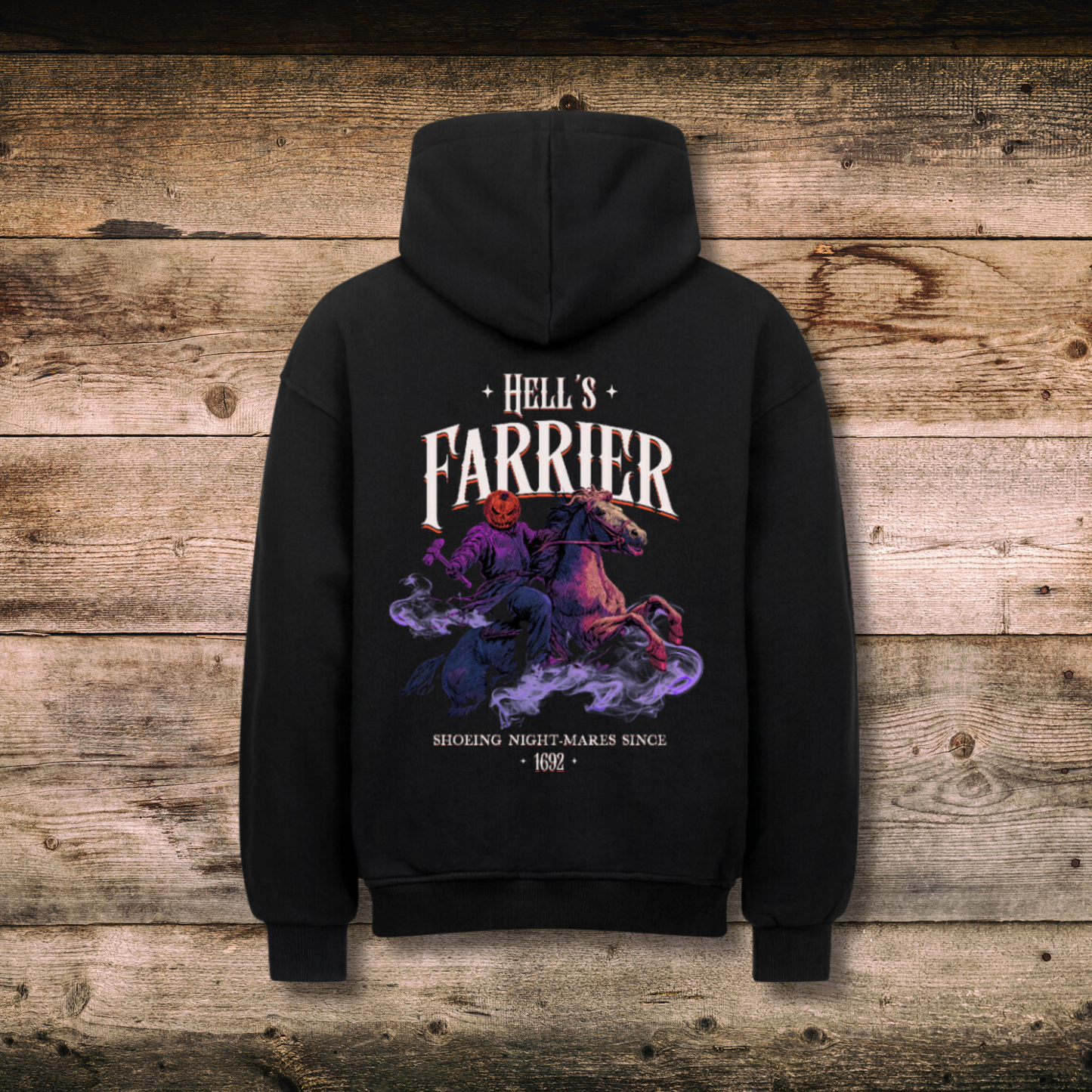 Oversized Hoodie HELL'S FARRIER in Schwarz hinten auf Holz