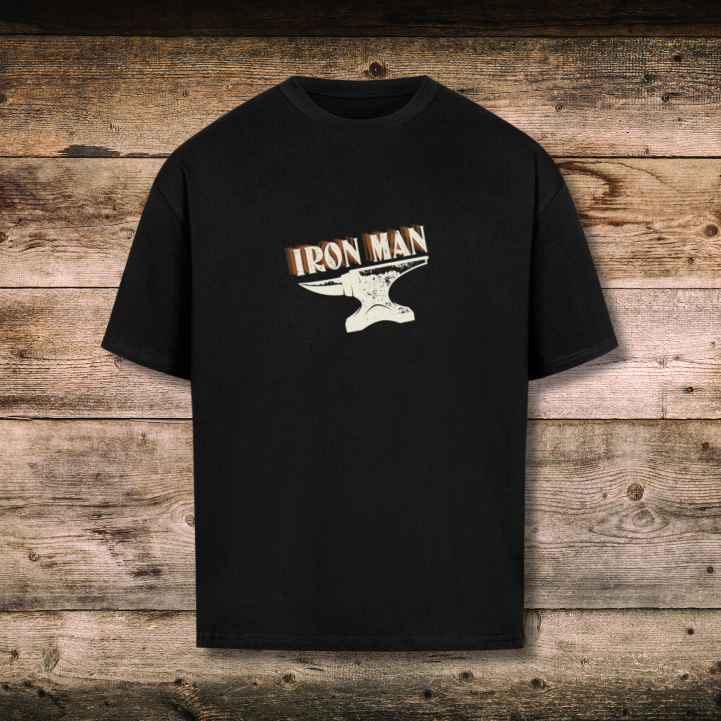 Oversized Herren-Shirt IRON MAN in Schwarz auf Holz