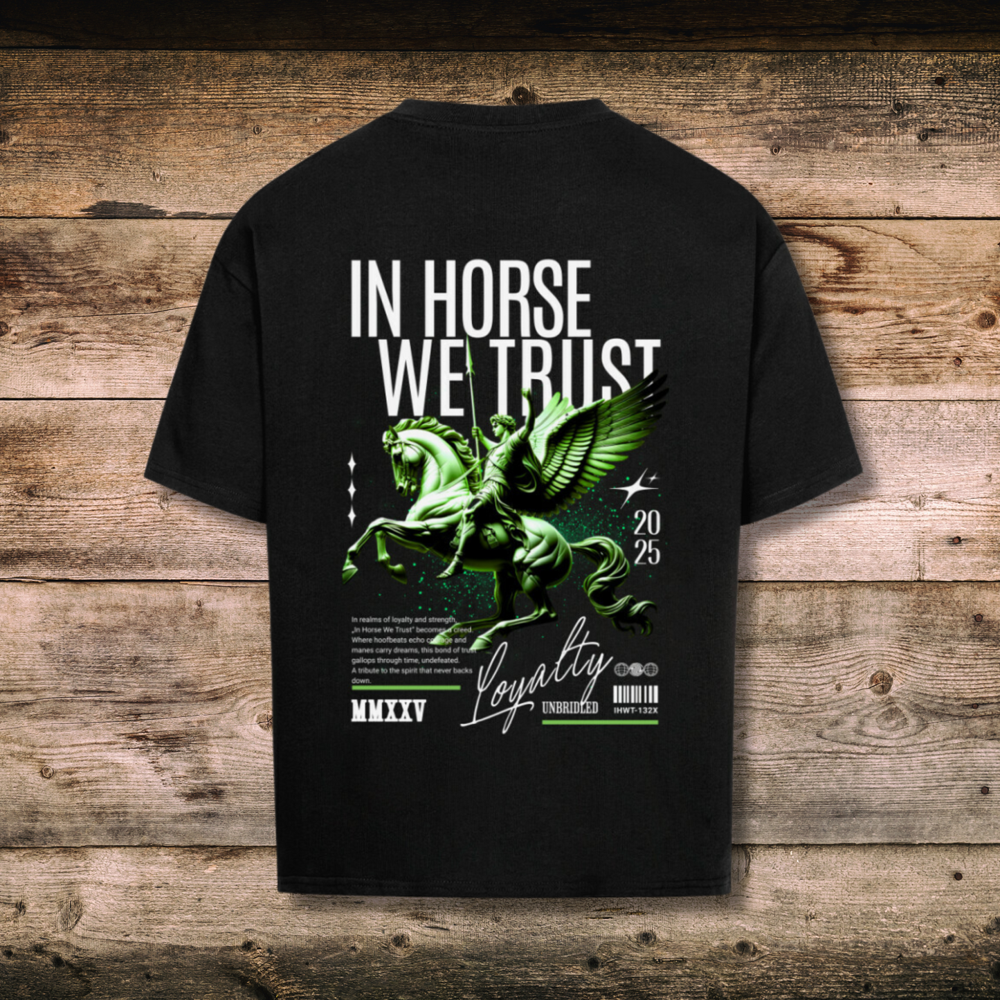 Oversized Herren-Shirt mit Spruch IN HORSE WE TRUST in Schwarz hinten auf Holz