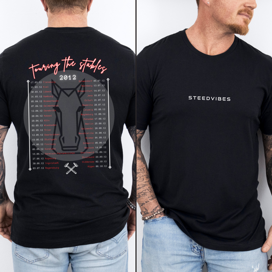 Mockup - Fitted Herren-BIO-Shirt mit Tour-Daten in Schwarz 