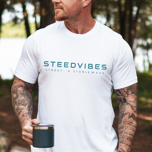 Mockup - Fitted Herren-BIO-Shirt mit BASIC LOGO in Weiss