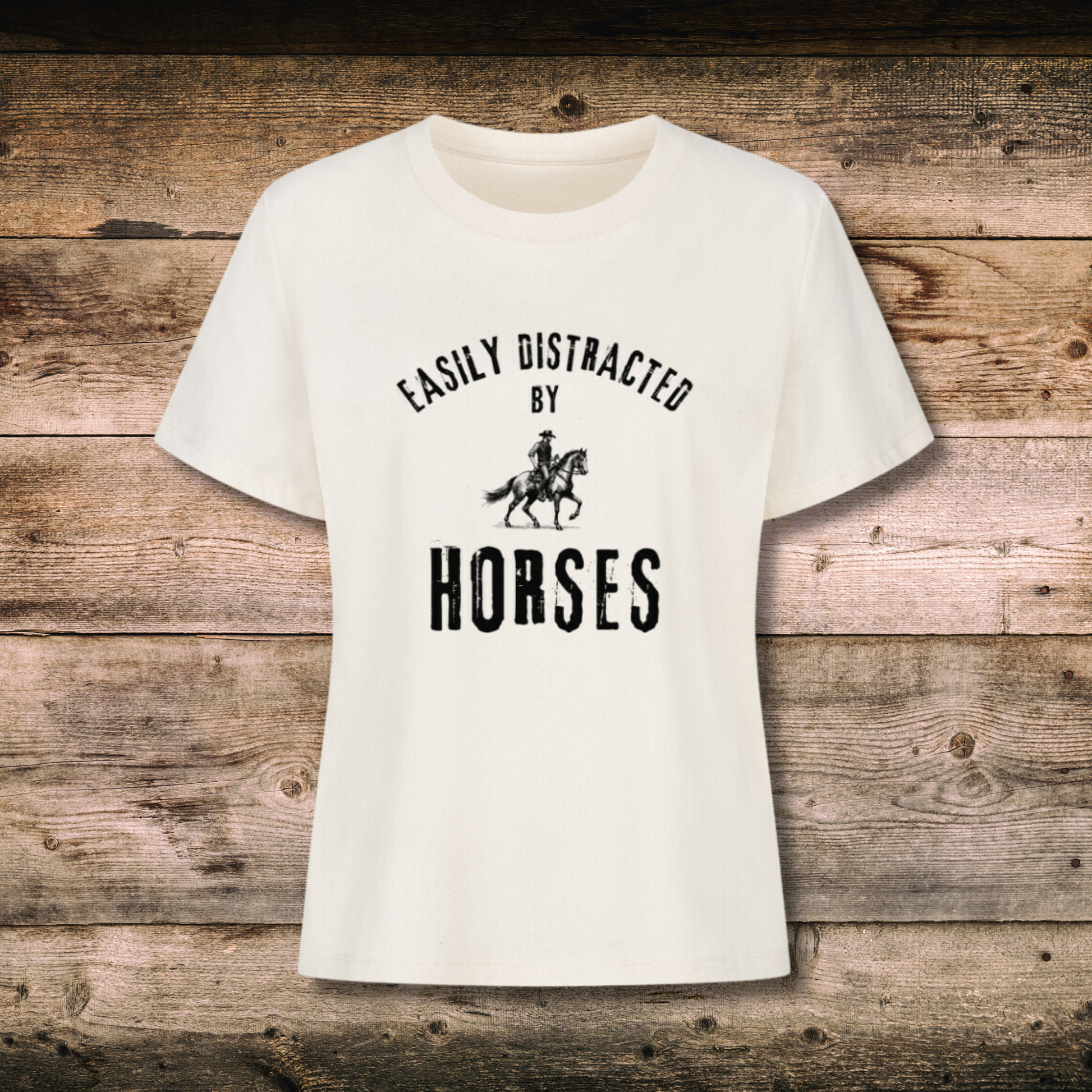 Fitted BIO-Shirt mit Spruch EASILY DISTRACTED in Natural auf Holz
