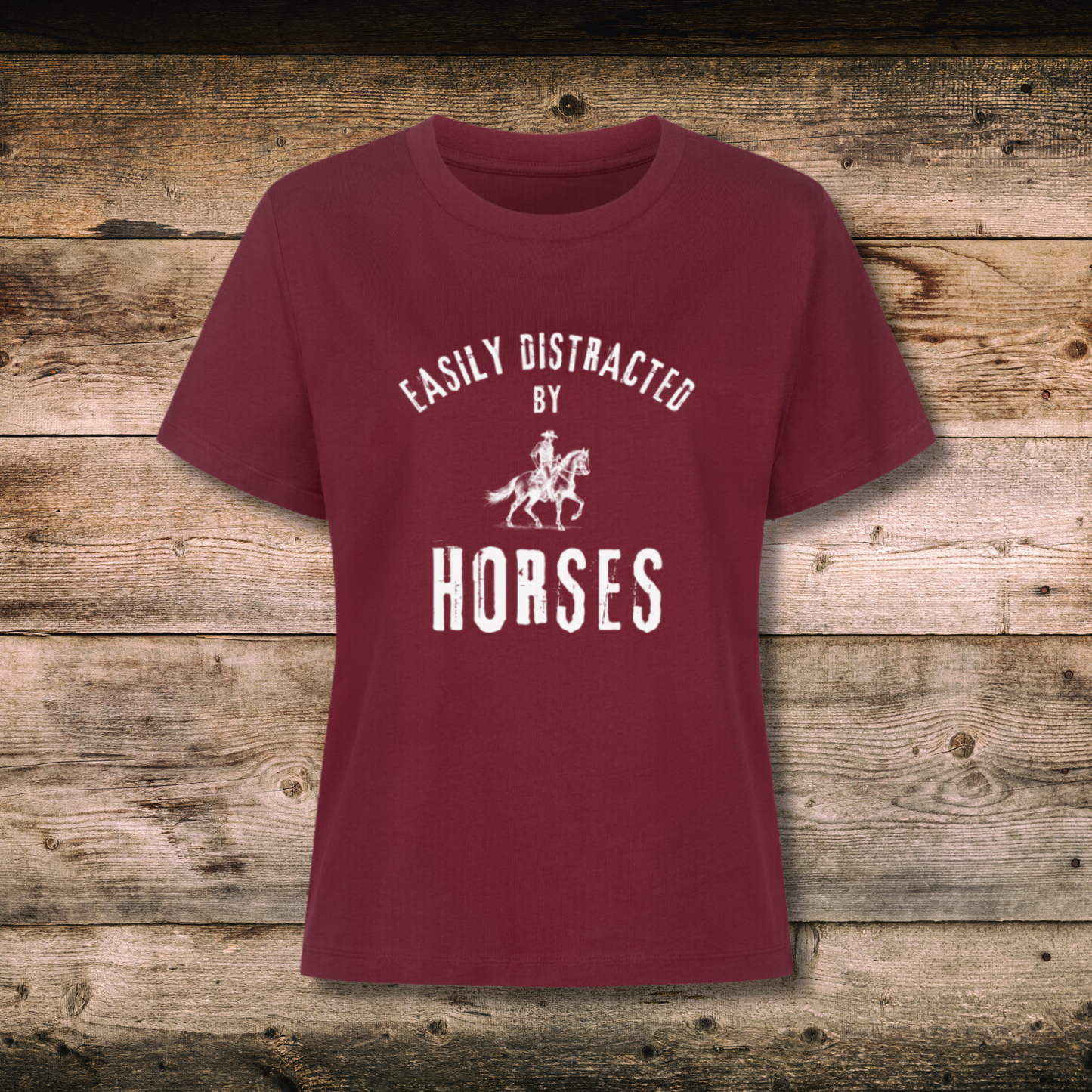 Fitted BIO-Shirt mit Spruch EASILY DISTRACTED in Rot auf Holz