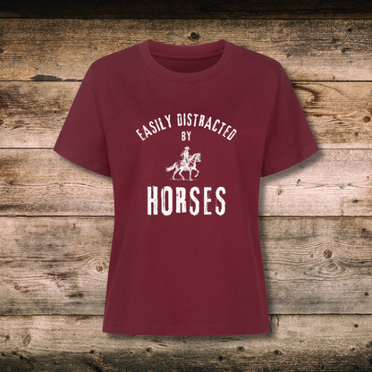 Fitted BIO-Shirt mit Spruch EASILY DISTRACTED in Rot auf Holz