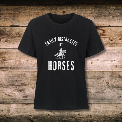 Fitted BIO-Shirt mit Spruch EASILY DISTRACTED in Schwarz