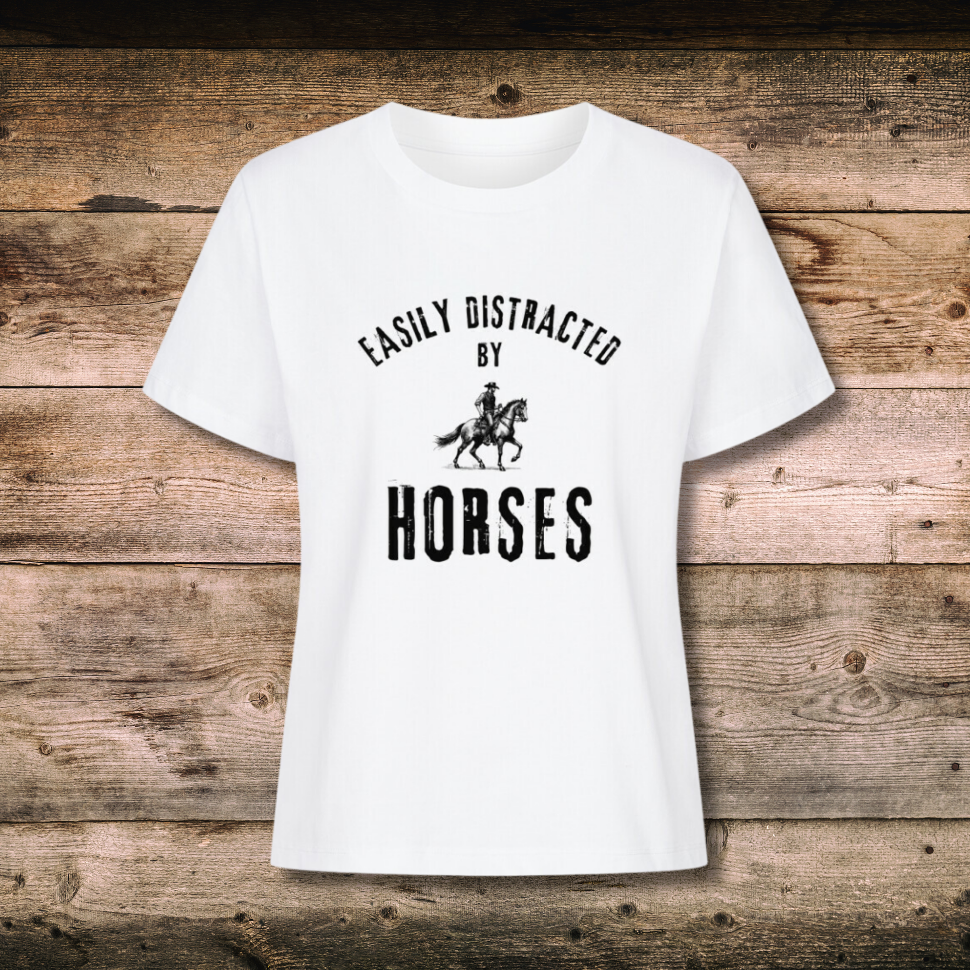 Fitted BIO-Shirt mit Spruch EASILY DISTRACTED in Weiss auf Holz