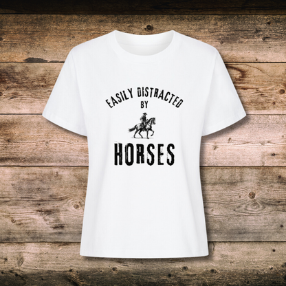 Fitted BIO-Shirt mit Spruch EASILY DISTRACTED in Weiss auf Holz