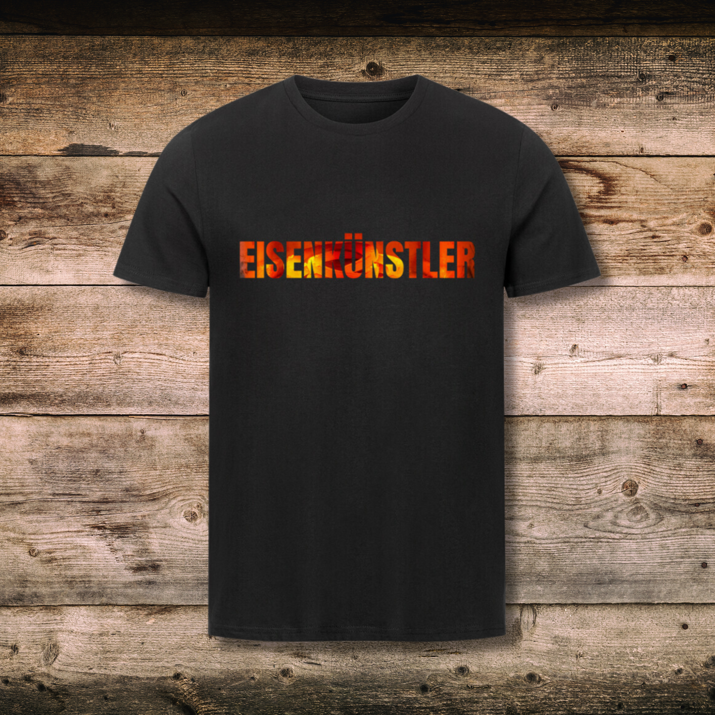 Fitted BIO-Shirt mit Spruch EISENKÜNSTLER in Schwarz auf Holz