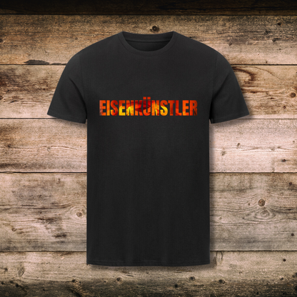 Fitted BIO-Shirt mit Spruch EISENKÜNSTLER in Schwarz auf Holz