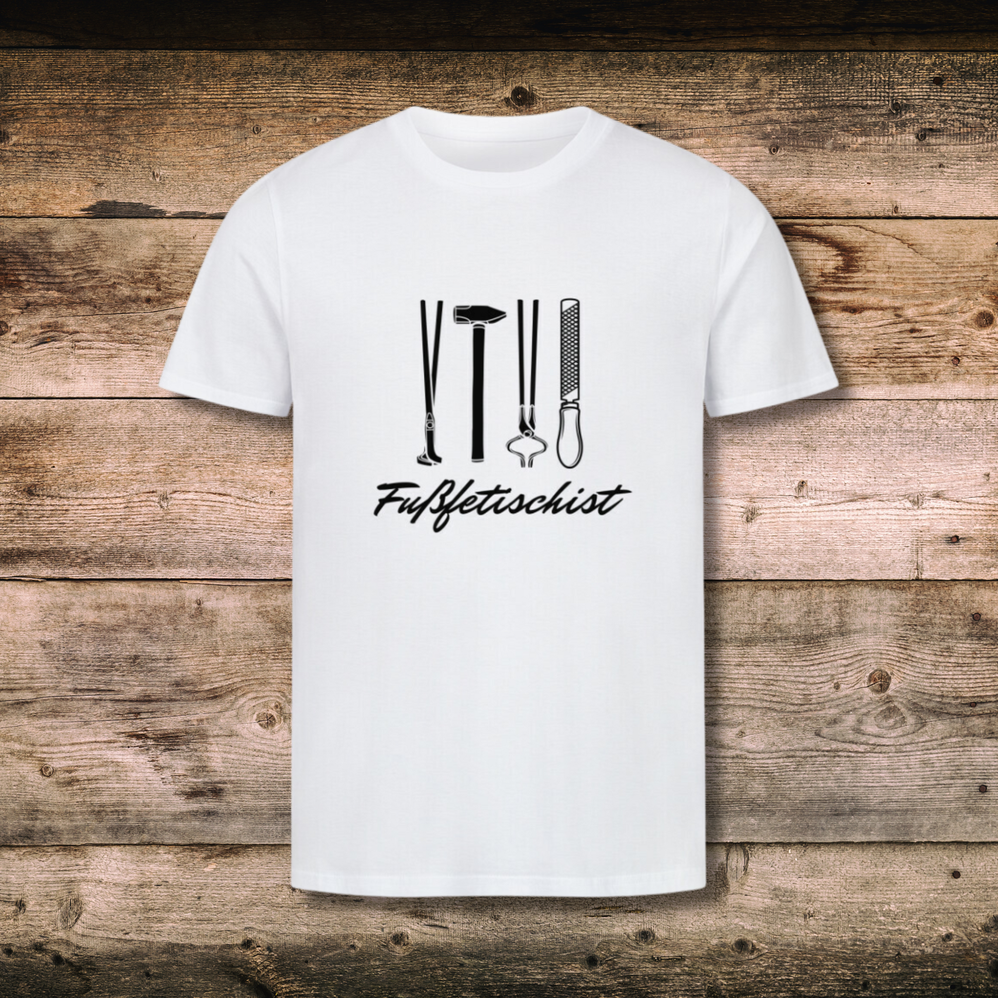 Fitted BIO-Shirt mit Spruch FUSSFETISCHIST in Weiss auf Holz