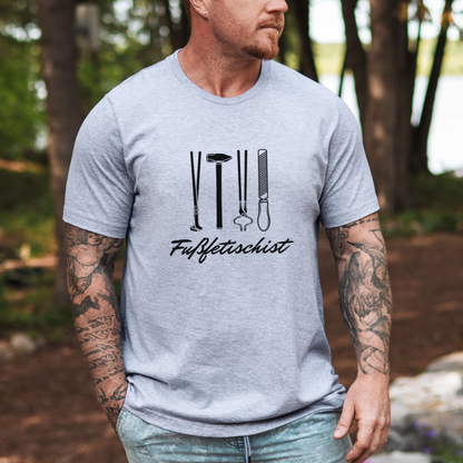 Mockup - Fitted BIO-Shirt mit Spruch FUSSFETISCHIST in Grau