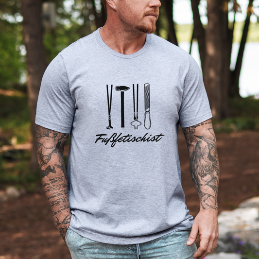 Mockup - Fitted BIO-Shirt mit Spruch FUSSFETISCHIST in Grau