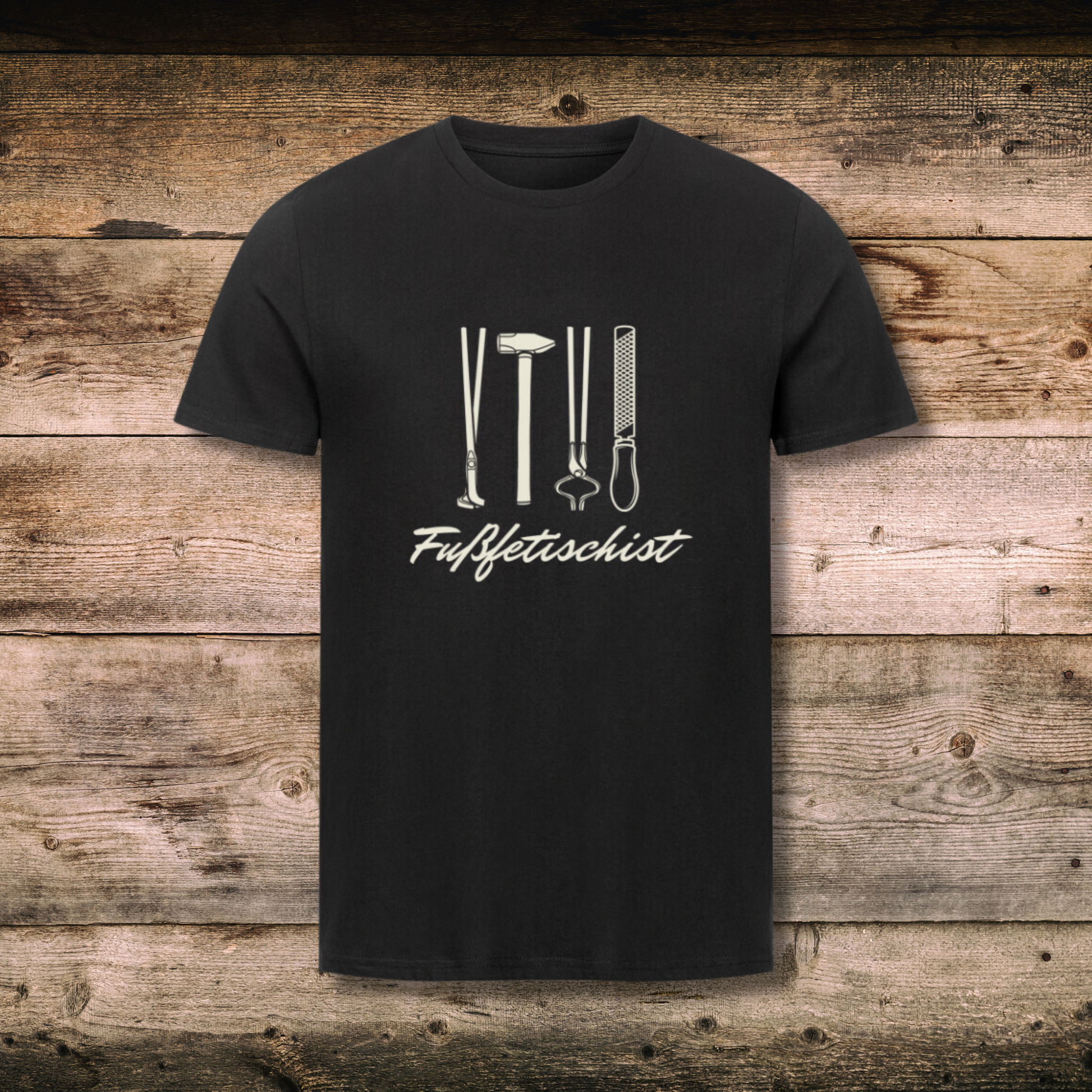 Fitted BIO-Shirt mit Spruch FUSSFETISCHIST in Schwarz auf Holz