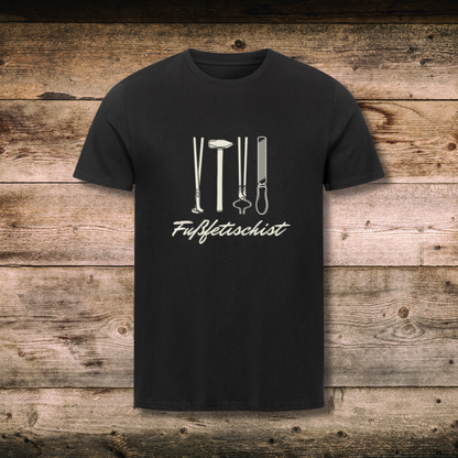 Fitted BIO-Shirt mit Spruch FUSSFETISCHIST in Schwarz auf Holz