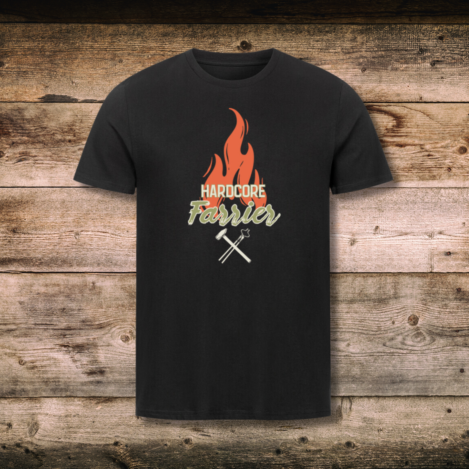 Fitted BIO-Shirt mit Spruch HARDCORE FARRIER in Schwarz auf Holz