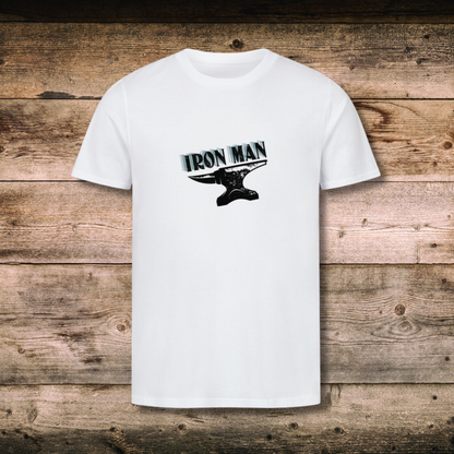 Fitted Herren-BIO-Shirt mit Spruch IRONMAN in Weiss auf Holz
