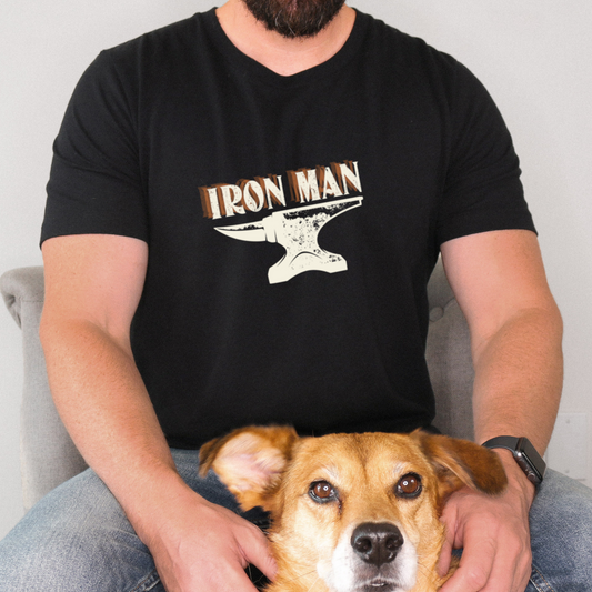 Mockup - Fitted Herren-BIO-Shirt mit Spruch IRONMAN in Schwarz