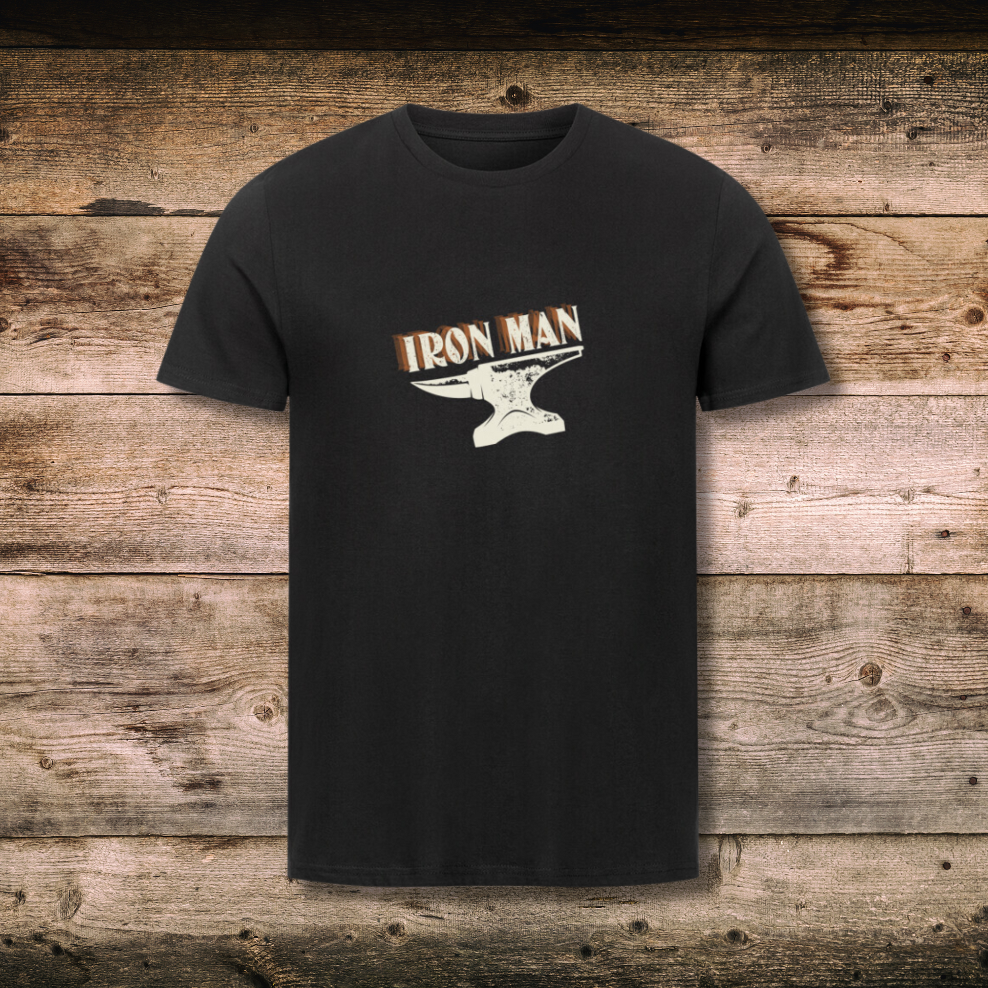 Fitted Herren-BIO-Shirt mit Spruch IRONMAN in Schwarz auf Holz