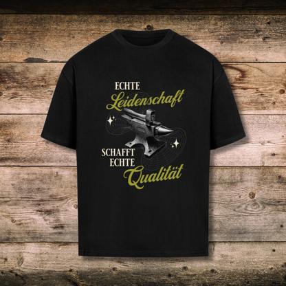Oversized Herren-Shirt mit Spruch LEIDENSCHAFT in Schwarz auf Holz