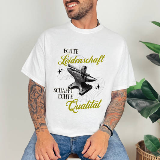 Mockup - Oversized Herren-Shirt mit Spruch LEIDENSCHAFT in Weiss