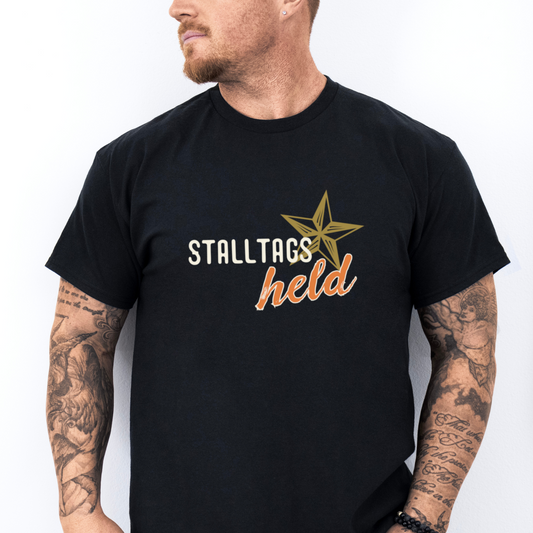 Mockup - Fitted Herren-BIO-Shirt mit Spruch STALLTAGSHELD in Schwarz