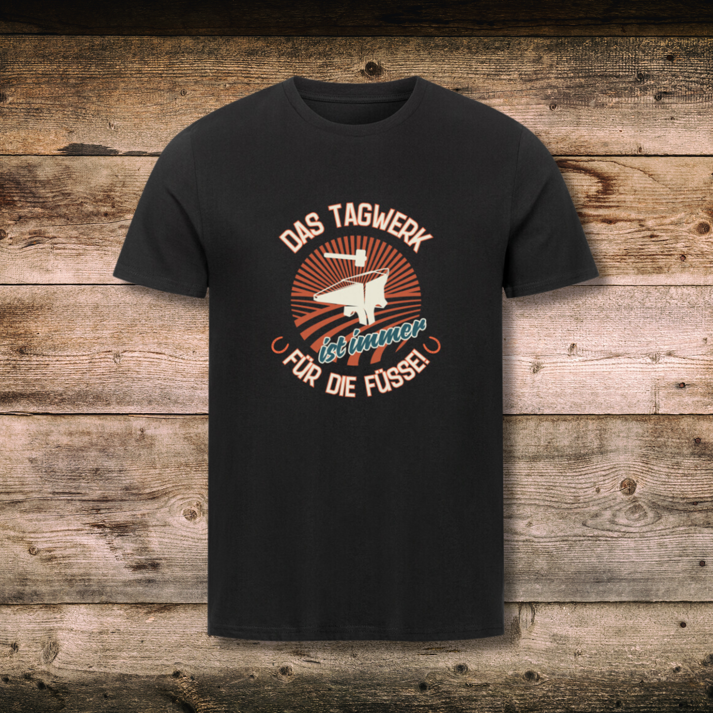 Fitted BIO-Shirt mit Spruch DAS TAGWERK IST IMMER FÜR DIE FÜSSE in Schwarz auf Holz