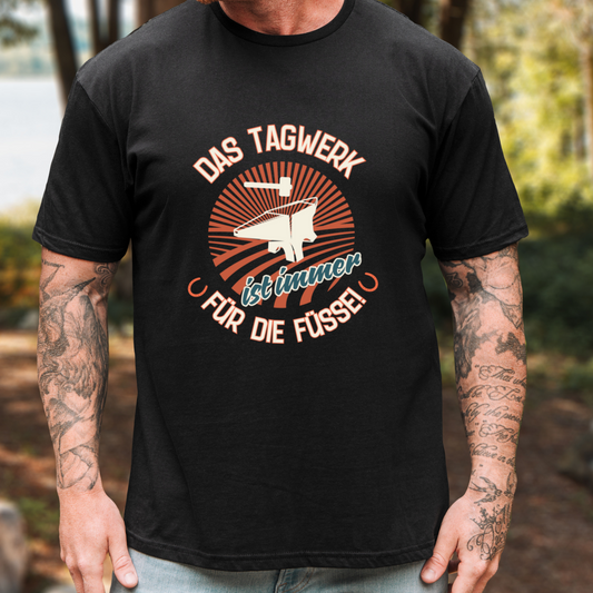 Mockup - Fitted BIO-Shirt mit Spruch DAS TAGWERK IST IMMER FÜR DIE FÜSSE in Schwarz