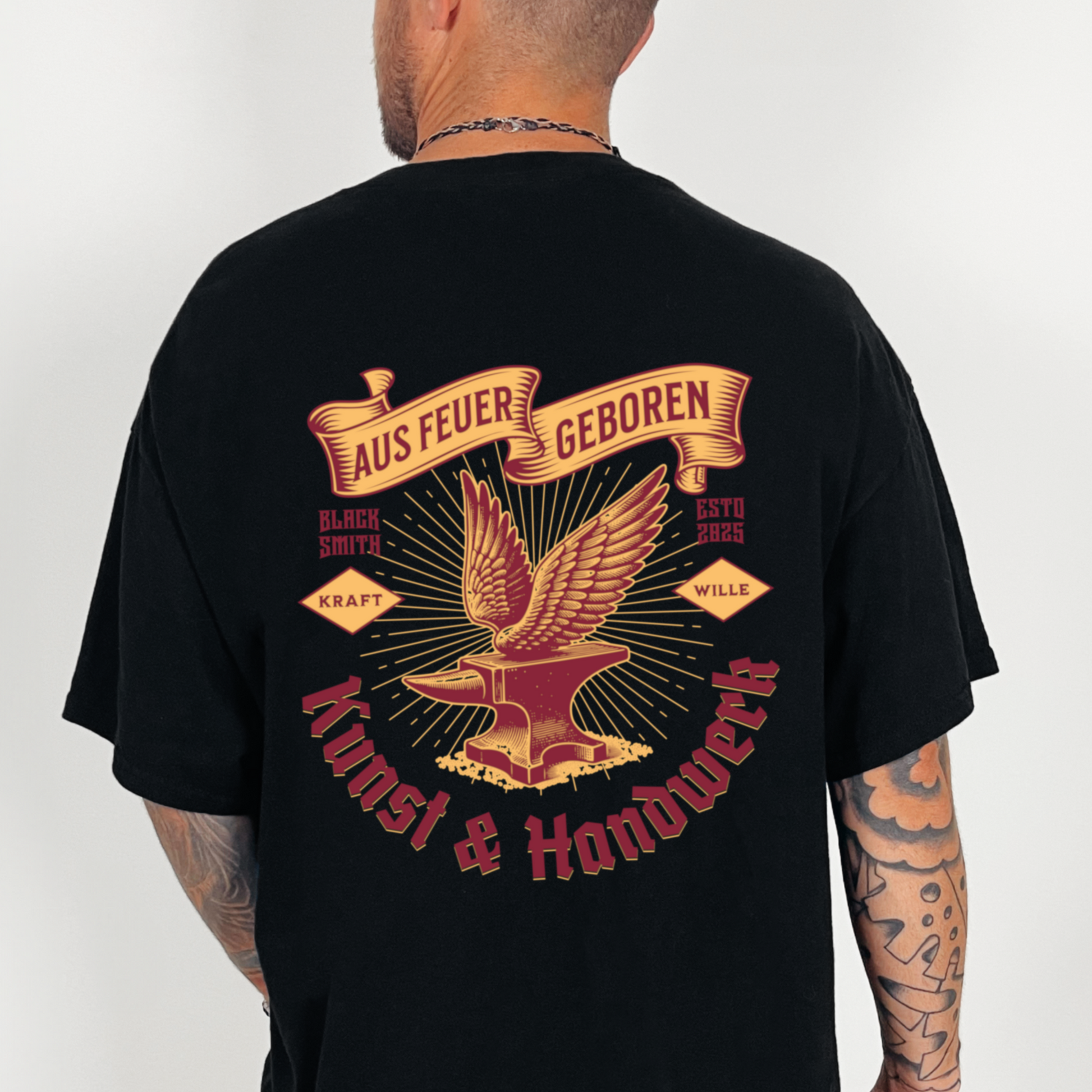 Mockup - Oversized Herren-Shirt AUS FEUER GEBOREN in Schwarz