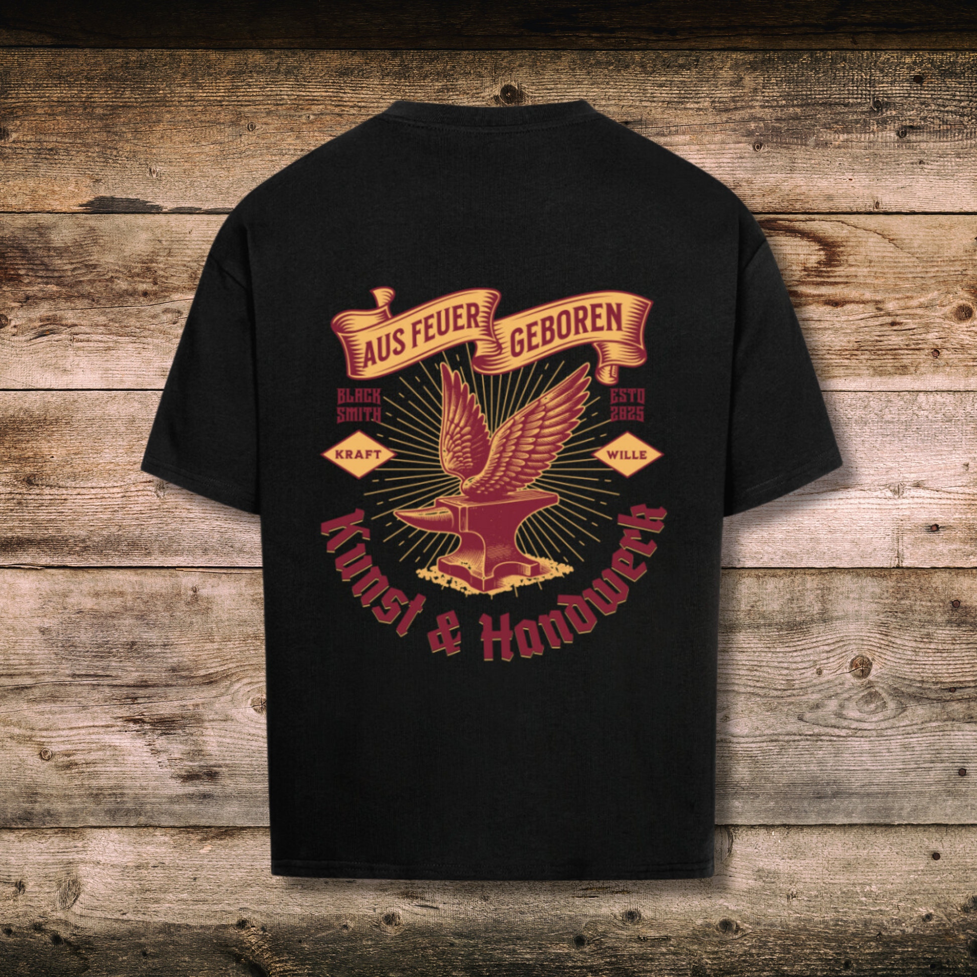 Oversized Herren-Shirt AUS FEUER GEBOREN in Schwarz hinten auf Holz
