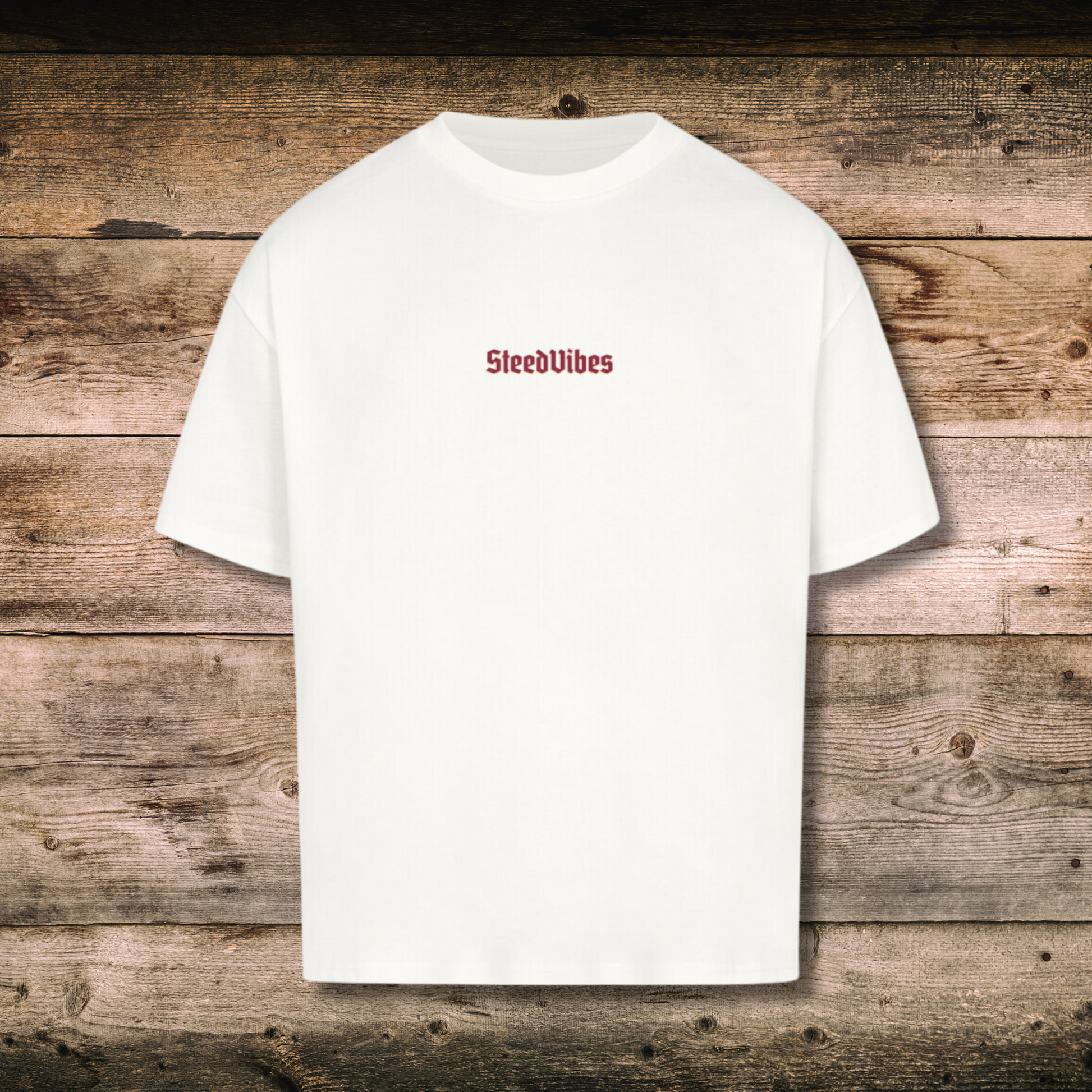 Oversized Herren-Shirt AUS FEUER GEBOREN in Weiss vorne auf Holz
