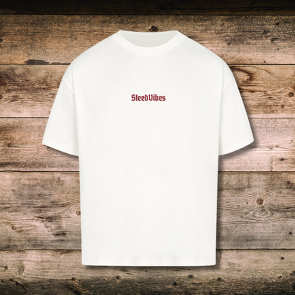 Oversized Herren-Shirt AUS FEUER GEBOREN in Weiss vorne auf Holz