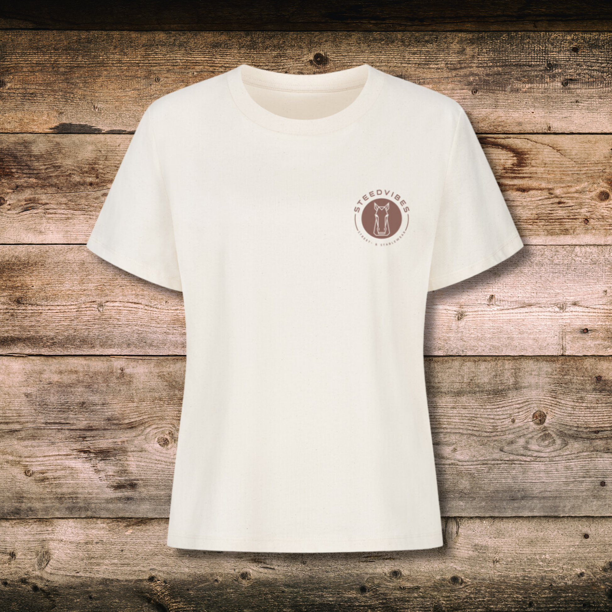 Fitted BIO-Shirt mit BASIC LOGO in Natural auf Holz