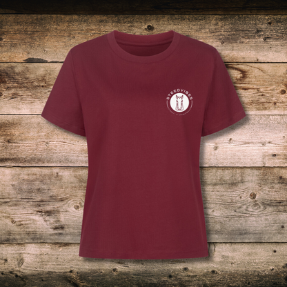 Fitted BIO-Shirt mit BASIC LOGO in Rot auf Holz