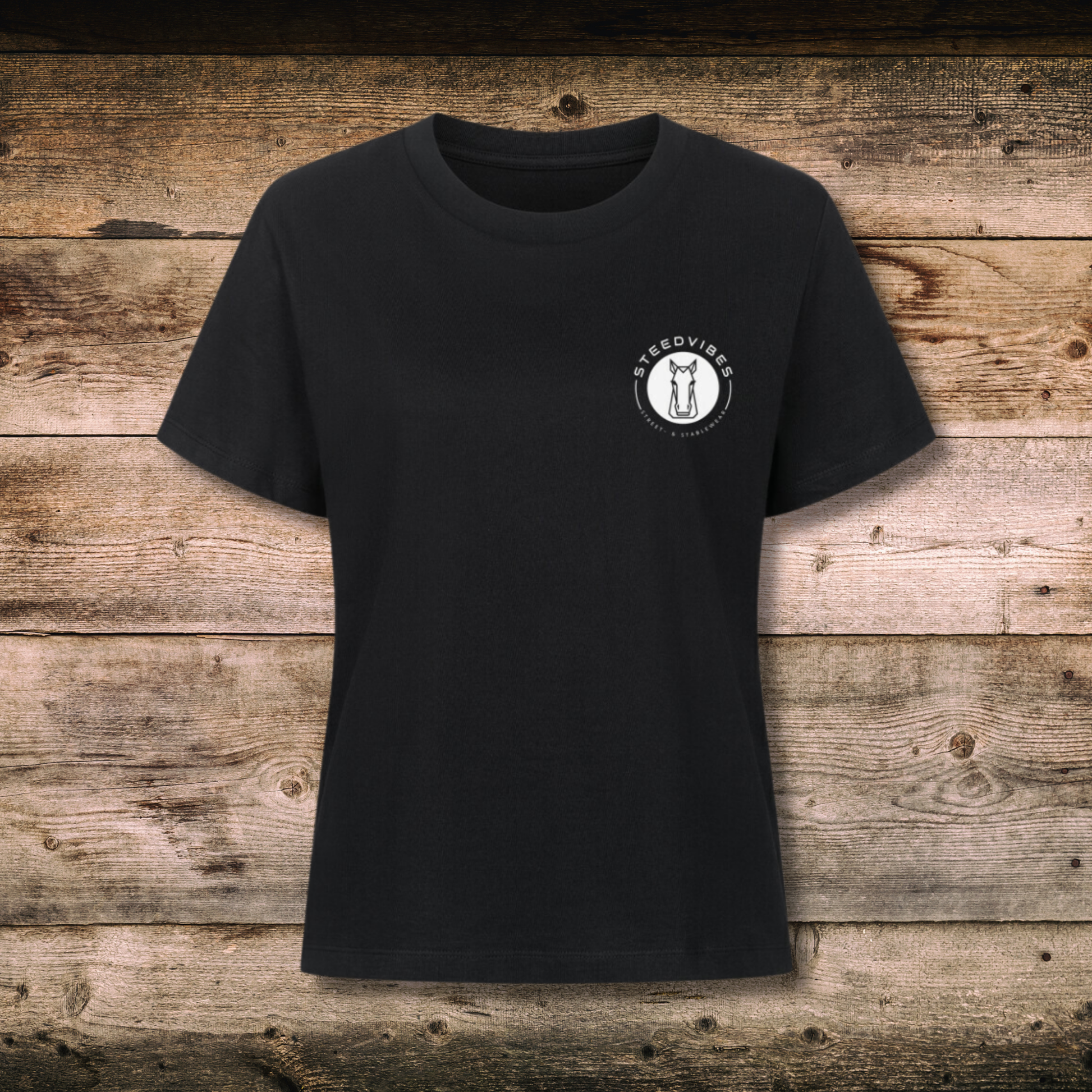 Fitted BIO-Shirt mit BASIC LOGO in Schwarz auf Holz