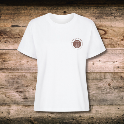 Fitted BIO-Shirt mit BASIC LOGO in Weiss auf Holz