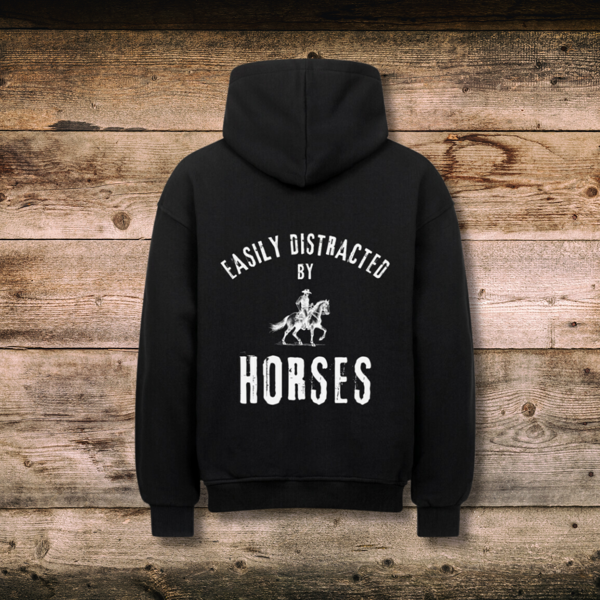 Oversized Damen-Hoodie EASILY DISTRACTED Schwarz hinten auf Holz