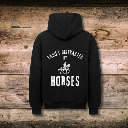 Oversized Damen-Hoodie EASILY DISTRACTED Schwarz hinten auf Holz