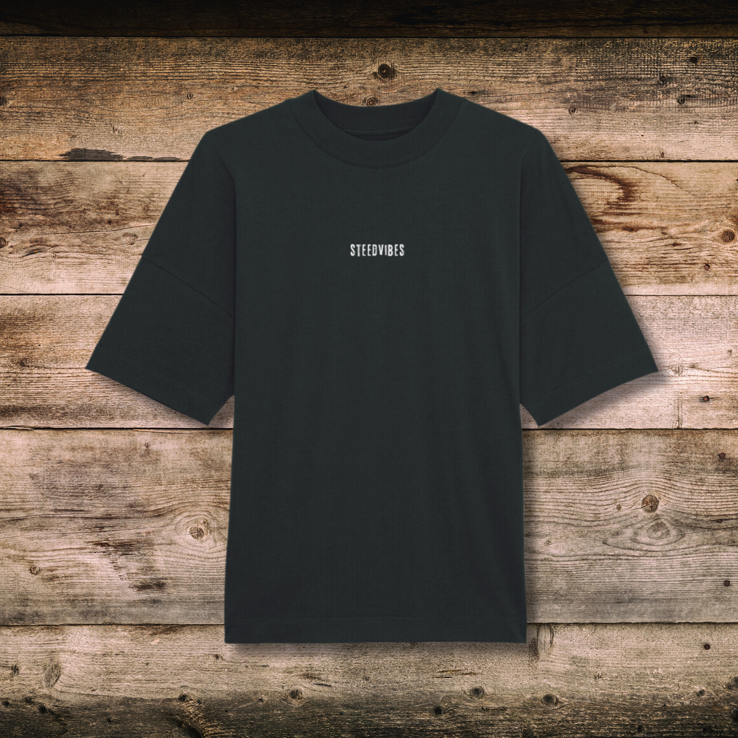 Oversized Damen-Shirt EASILY DISTRACTED in Schwarz vorne auf Holz