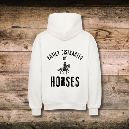 Oversized Damen-Hoodie EASILY DISTRACTED Weiss hinten auf Holz