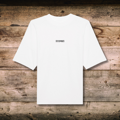 Oversized Damen-Shirt EASILY DISTRACTED in Weiss vorne auf Holz