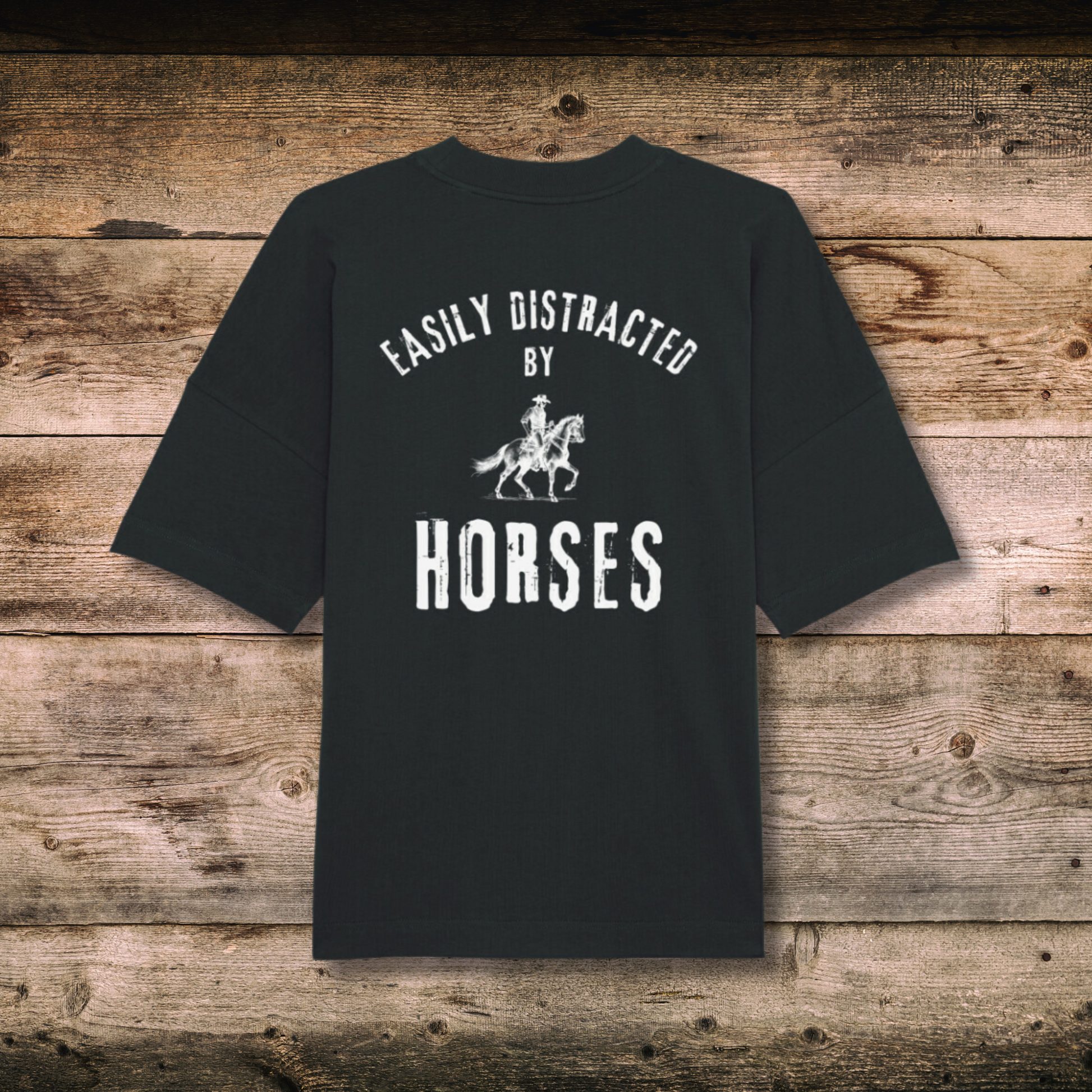 Oversized Damen-Shirt EASILY DISTRACTED in Schwarz hinten auf Holz
