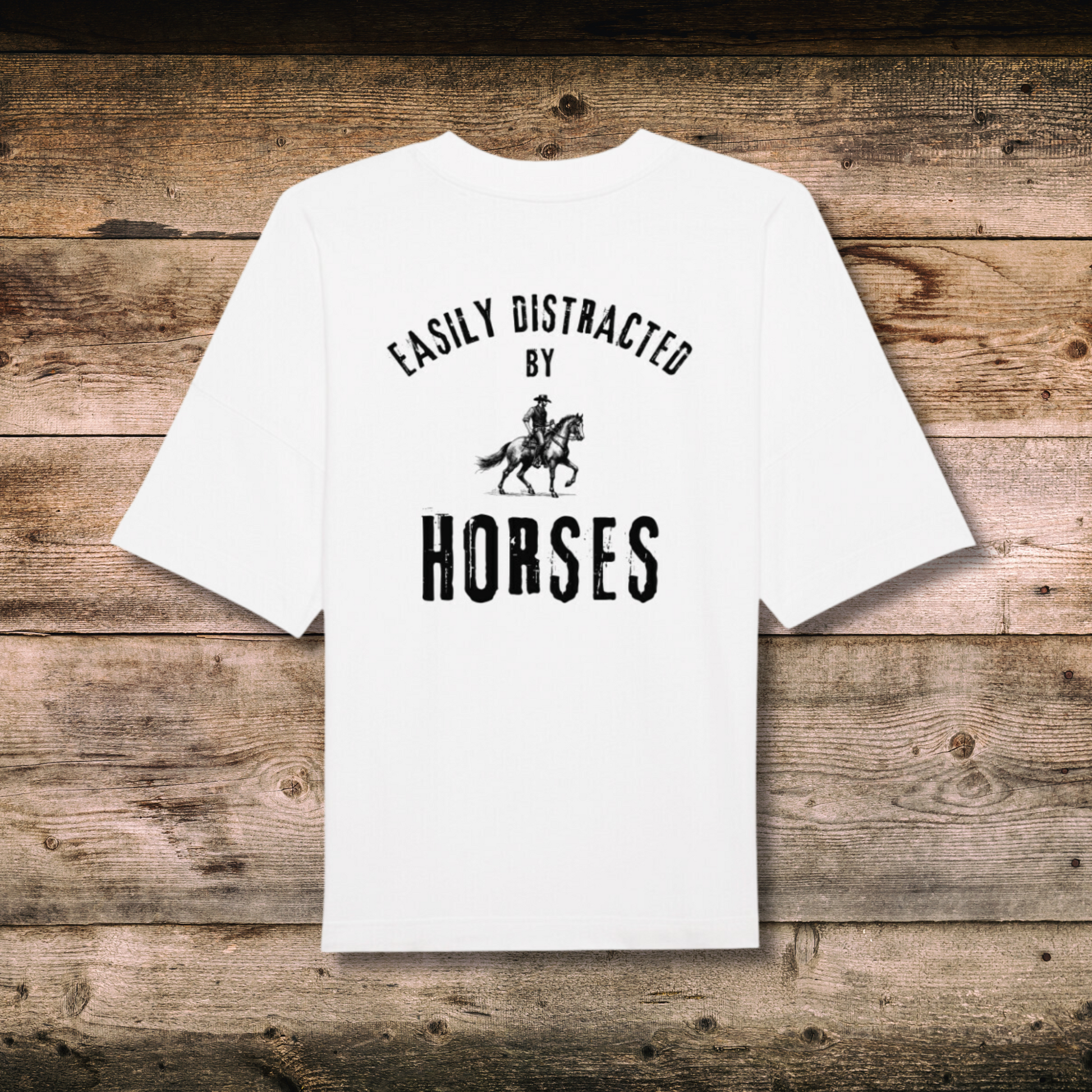Oversized Damen-Shirt EASILY DISTRACTED in Weiss hinten auf Holz