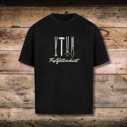Oversized Herren-Shirt FUSSFETISCHIST in Schwarz auf Holz