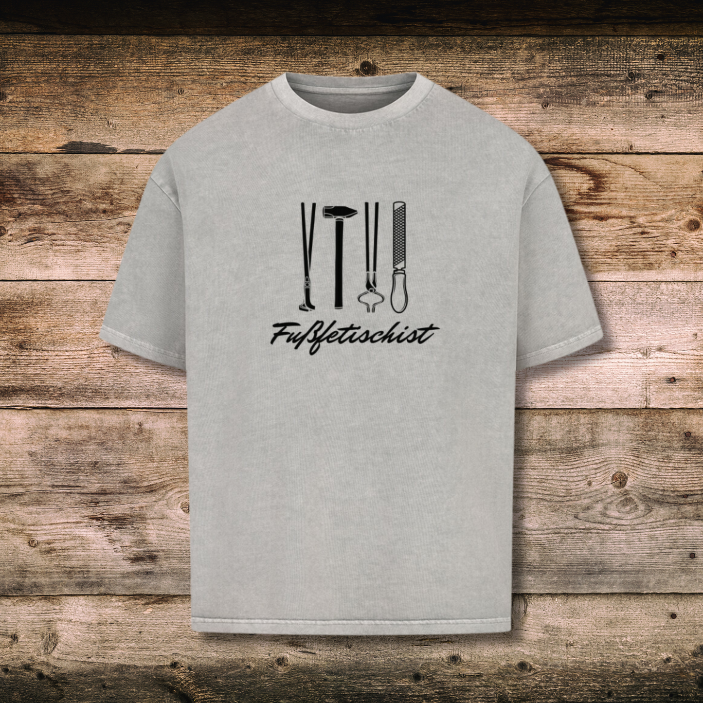 Oversized Herren-Shirt FUSSFETISCHIST in Washed Light Grey auf Holz