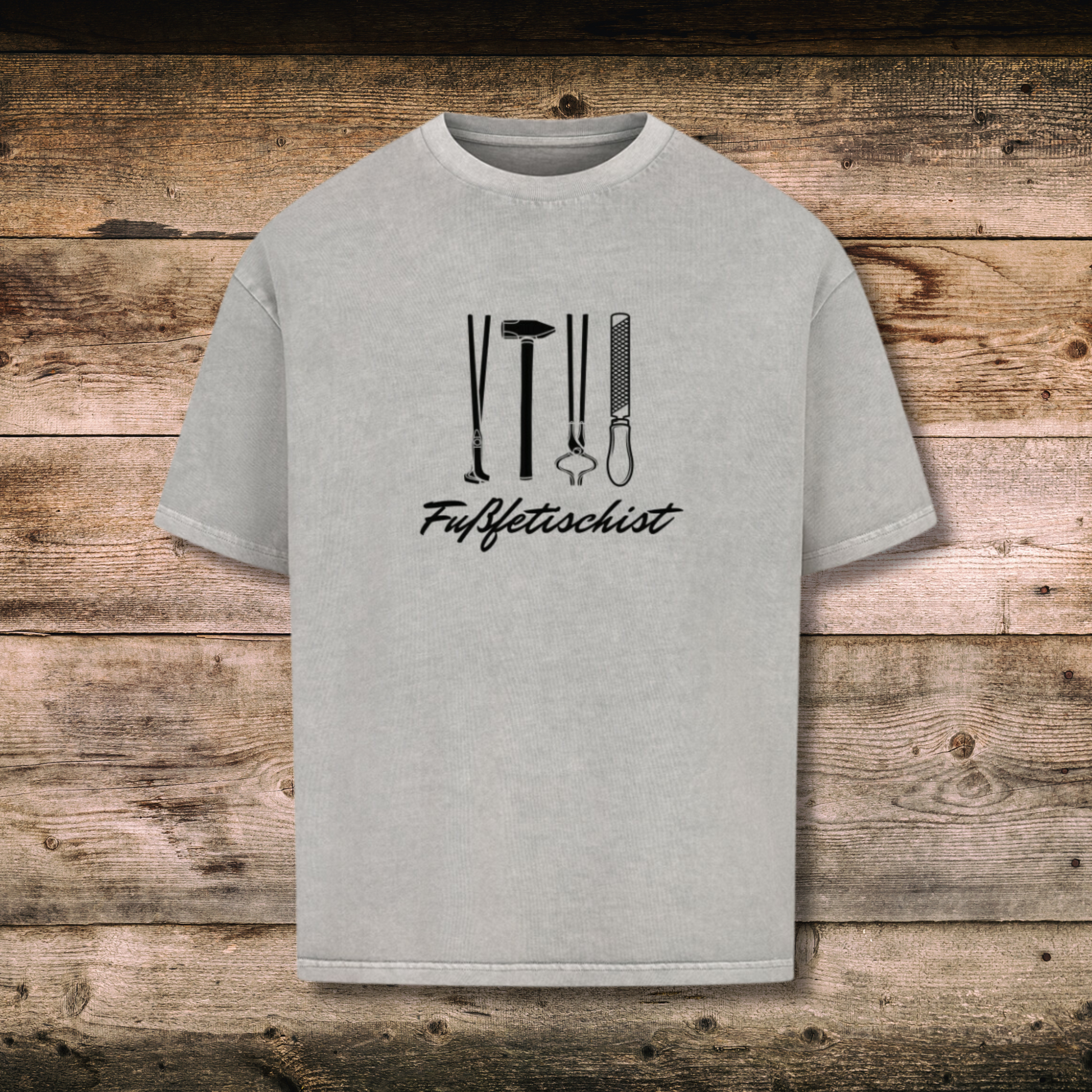 Oversized Herren-Shirt FUSSFETISCHIST in Washed Light Grey auf Holz